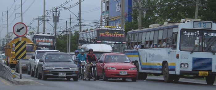 Tiwanon Road on a weekday
